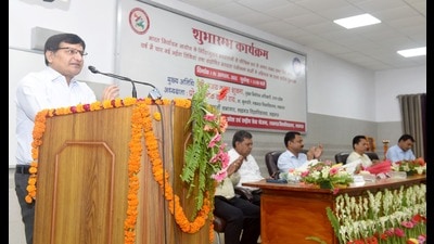 Uttar Pradesh chief electoral officer Ajay Kumar Shukla launching the statewide drive for the voluntary collection of Aadhaar numbers, in a programme organised at Lucknow University on Monday. (HT PHOTO) Uttar Pradesh chief electoral officer Ajay Kumar Shukla launching the statewide drive for the voluntary collection of Aadhaar numbers, in a programme organised at Lucknow University on Monday. (HT PHOTO)