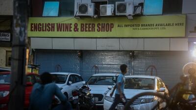 A closed shop due to liquor shortage after heavy rush on Saturday. (Hindustan Times) A closed shop due to liquor shortage after heavy rush on Saturday. (Hindustan Times)