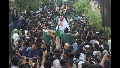 A mourning procession being taken out on the 2nd of Moharram from Karbala, Diyanuddaula located at Saadatganj area of Old city in Lucknow on Monday. (Deepak Gupta/ht photo) A mourning procession being taken out on the 2nd of Moharram from Karbala, Diyanuddaula located at Saadatganj area of Old city in Lucknow on Monday. (Deepak Gupta/ht photo)