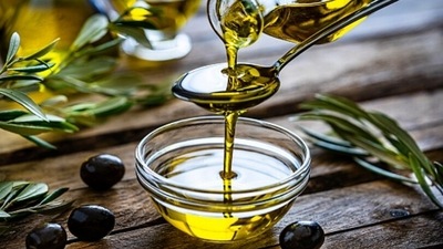 Sunflower oil is rich in Vitamin E which comes with multiple health benefits for the health. However, it is recommended to not use sunflower oil in too much heat. (Unsplash) Sunflower oil is rich in Vitamin E which comes with multiple health benefits for the health. However, it is recommended to not use sunflower oil in too much heat. (Unsplash)