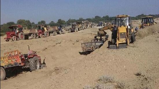 Police said the driver of the tractor trolley loaded with illegally mined sand called his associates after the constable stopped him (PTI File Photo/Representative image)