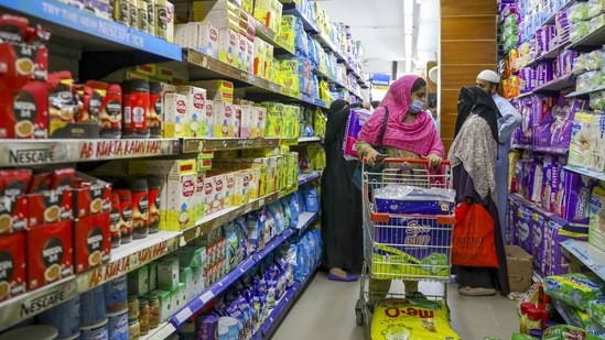 Shoppers at a supermarket in Islamabad, Pakistan, on Friday, July 29, 2022. Pakistan announces its consumer price index (CPI) figures on Aug. 1, 2022. Photographer: Asad Zaidi/Bloomberg (Bloomberg)