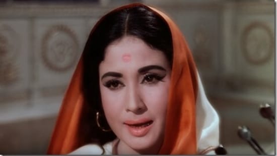 Meena Kumari once again played a tragedy queen in 1965 film Kaajal. Directed by Ram Maheshwari, the film also stars Raaj Kumar, Dharmendra, Padmini, Mumtaz, Mehmood, Durga Khote and Helen. Her character Madhavi suffers throughout the film and meets a tragic end. 