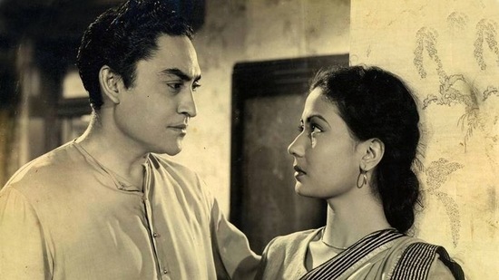 Almost half a century before Vidya Balan's Parineeta, Meena Kumari played Parineeta in Bimal Roy's film Parineeta for the first time and won the hearts of the audience with her performance. She was praised for portraying the role as written by Sharat Chandra Chattopadhyay in the book of the same name. 