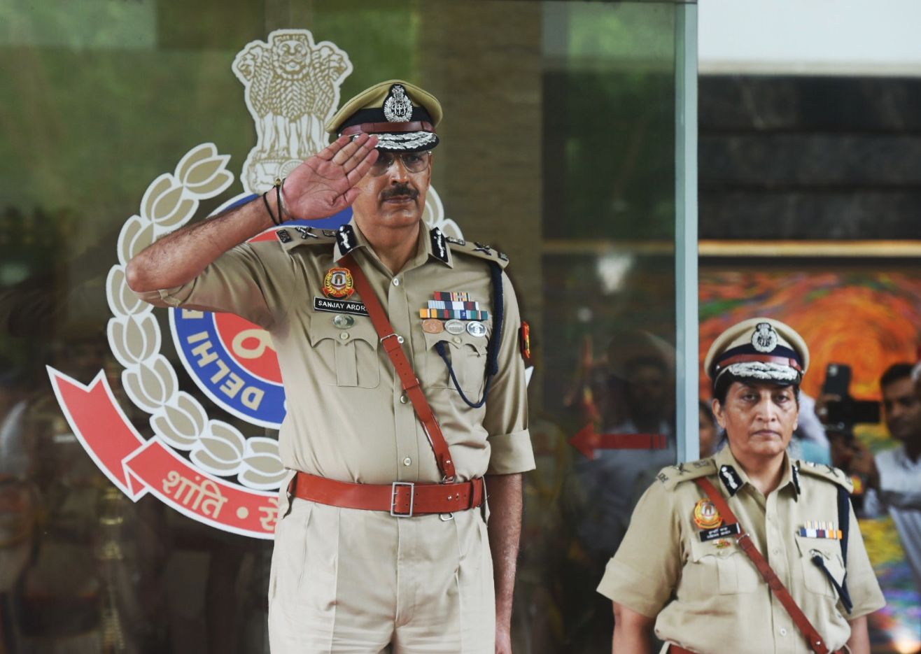Sanjay Arora take charge at the police headquarter in New Delhi. (Raj K Raj / HT Photo )