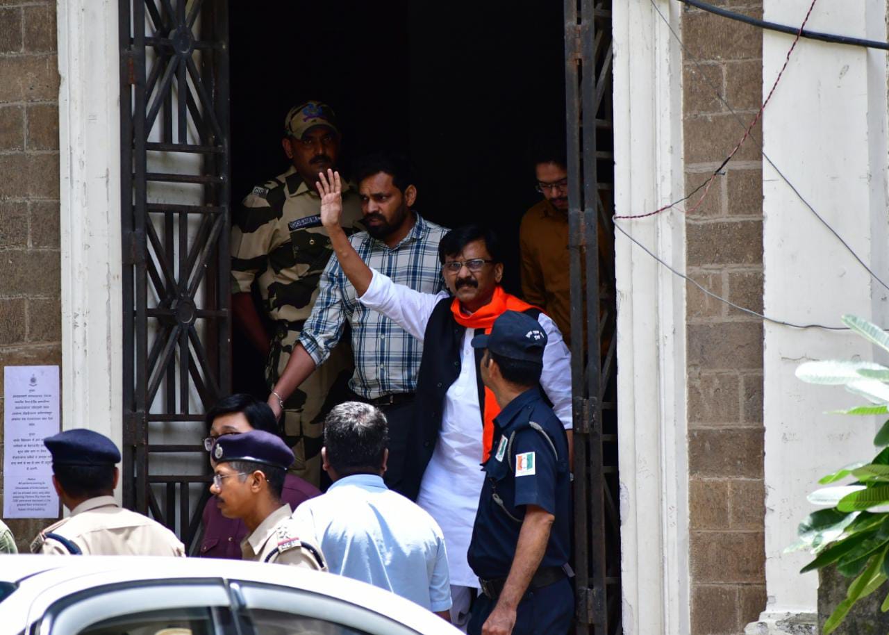 Shiv Sena leader Sanjay Raut being taken to court by ED officers after his arrest, in Mumbai on Monday. (Photo by Bhushan Koyande/HT)