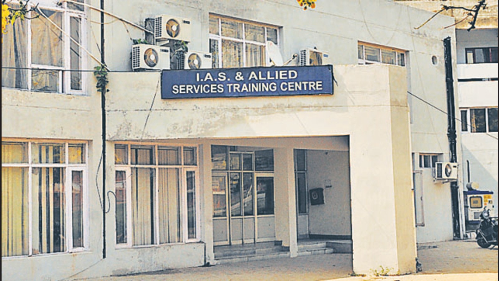 Speculation rife in Uttar Pradesh as 3 IAS officers seek VRS Latest