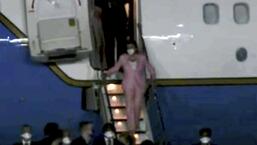 Nesta imagem tirada do vídeo, a presidente da Câmara dos EUA, Nancy Pelosi, sai de um avião ao chegar a Taipei, Taiwan, na terça-feira.  (AP)