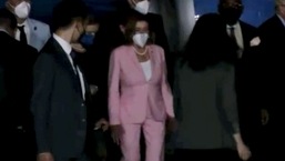 Nesta imagem tirada do vídeo, a presidente da Câmara dos EUA, Nancy Pelosi, chega a Taipei, Taiwan.