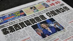 Uma reportagem de primeira página de jornal sobre a presidente da Câmara dos Deputados dos EUA, Nancy Pelosi, é retratada em Taipei, Taiwan, na terça-feira.  (REUTERS)