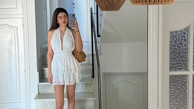 Shanaya Kapoor took a mandatory mirror selfie flaunting her OOTD and her beautiful aesthetic room with minimal decor. (Instagram/@shanayakapoor02) Shanaya Kapoor took a mandatory mirror selfie flaunting her OOTD and her beautiful aesthetic room with minimal decor. (Instagram/@shanayakapoor02)