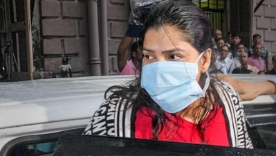 The Enforcement Department (ED) seized of ₹27.9 crore in cash and gold worth ₹4.31 crore after a 19-hour long raid at one of the Kolkata apartments belonging to Arpita Mukherjee, a close aide of West Bengal minister Partha Chatterjee. (PTI) (HT_PRINT) The Enforcement Department (ED) seized of ₹27.9 crore in cash and gold worth ₹4.31 crore after a 19-hour long raid at one of the Kolkata apartments belonging to Arpita Mukherjee, a close aide of West Bengal minister Partha Chatterjee. (PTI) (HT_PRINT)