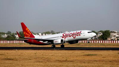 A SpiceJet Boeing 737-800 aircraft takes off. (REUTERS (File))