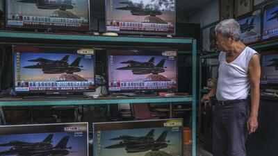 Televisions broadcast news reports on US Air Force in Taipei, Taiwan, on Tuesday. The White House sought to dial back rising tensions with China over House Speaker Nancy Pelosi’s expected visit to Taiwan, insisting the trip doesn’t signal a change in US posture toward the island and urging Beijing to refrain from an aggressive response. (Bloomberg) Televisions broadcast news reports on US Air Force in Taipei, Taiwan, on Tuesday. The White House sought to dial back rising tensions with China over House Speaker Nancy Pelosi’s expected visit to Taiwan, insisting the trip doesn’t signal a change in US posture toward the island and urging Beijing to refrain from an aggressive response. (Bloomberg)
