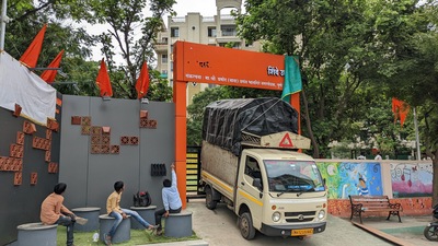 A cloth is used to hide the welcome gate of a garden in Mohammadwadi named after CM Eknath Shinde, after a controversy erupted on Tuesday when CM visited the city. (Shankar Narayan/HT PHOTO) A cloth is used to hide the welcome gate of a garden in Mohammadwadi named after CM Eknath Shinde, after a controversy erupted on Tuesday when CM visited the city. (Shankar Narayan/HT PHOTO)