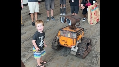 The image, taken from the Instagram video, shows a kid meeting the Pixar robot Wall E for the first time at Comic-Con 2022. (Instagram/@cocoa1sparkle)