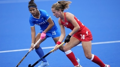 England's Shona McCallin, right, runs past India's Navneet Kaur after taking control of the ball during the Women's Pool A hockey match between England and India at the Commonwealth Games in Birmingham, England, (AP) England's Shona McCallin, right, runs past India's Navneet Kaur after taking control of the ball during the Women's Pool A hockey match between England and India at the Commonwealth Games in Birmingham, England, (AP)