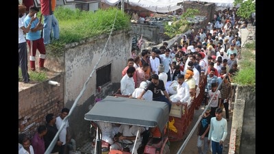 Bodies of the seven victims being taken for cremation at Banur after they were brought from Una, Himachal Pradesh, on Tuesday. (Sant Arora/HT) Bodies of the seven victims being taken for cremation at Banur after they were brought from Una, Himachal Pradesh, on Tuesday. (Sant Arora/HT)