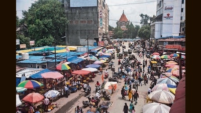 A road at Babu Genu Chowk going towards Mandai near tulshibaug reopens as it was closed for last few months due to metro work in Pune. (Pratham Gokhale/HT Photo)