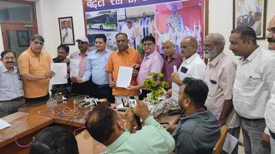 The committee submitting its report to Mayor Agra Naveen Jain (in saffron kurta) at Nagar Nigam office of Agra. (HT Photo) The committee submitting its report to Mayor Agra Naveen Jain (in saffron kurta) at Nagar Nigam office of Agra. (HT Photo)