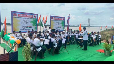 Army band performing at Saraswati Ghat in Prayagraj on Tuesday. (ht) Army band performing at Saraswati Ghat in Prayagraj on Tuesday. (ht)