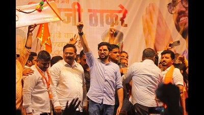 Shiv Sena leader Aaditya Thackeray address a public meeting at Katraj chowk on Tuesday. (Ravindra Joshi/HT PHOTO)