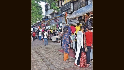 Hawkers encroach the footpaths selling their goods in front of the shops at Hill Road, Bandra (Vijay Bate/HT Photo) Hawkers encroach the footpaths selling their goods in front of the shops at Hill Road, Bandra (Vijay Bate/HT Photo)