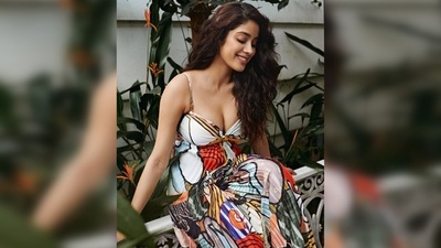 Janhvi Kapoor opted for subtle soft-glam makeup look to complement her resort vacation look. (Instagram/@janhvikapoor) Janhvi Kapoor opted for subtle soft-glam makeup look to complement her resort vacation look. (Instagram/@janhvikapoor)