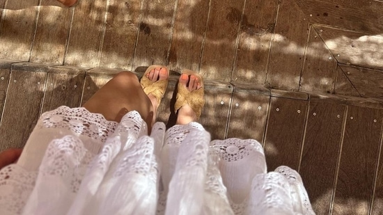 Shanaya Kapoor captioned her post, "carpe diem." Her father Sanjay Kapoor dropped a comment and wrote, "Hello globe trotter , missing you."(Instagram/@shanayakapoor02)