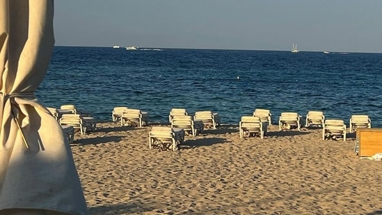 Shanaya Kapoor also shared a glimpse of the breathtaking beach view she is enjoying at the moment.(Instagram/@shanayakapoor02)