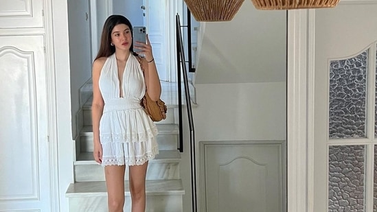 Shanaya Kapoor took a mandatory mirror selfie flaunting her OOTD and her beautiful aesthetic room with minimal decor.(Instagram/@shanayakapoor02)