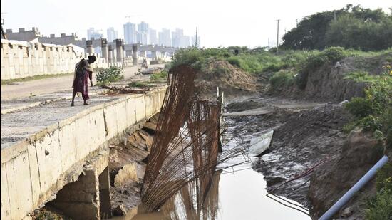 The boy’s body was found around 9am on Tuesday after police contacted workers at the construction site, who drained the pit using a pump. (Vipin Kumar/HT photo) The boy’s body was found around 9am on Tuesday after police contacted workers at the construction site, who drained the pit using a pump. (Vipin Kumar/HT photo)