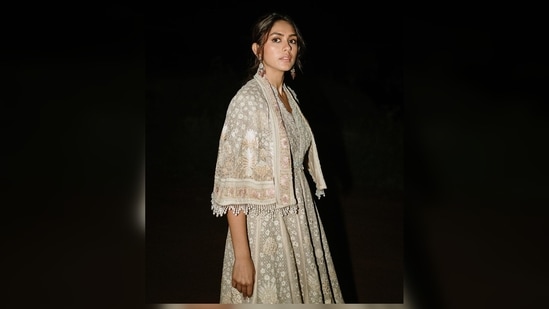 Mrunal Thakur turned her boss-lady mode on, made the streets her ramp and aced the photoshoot like a true queen.(Instagram/@mrunalthalur)