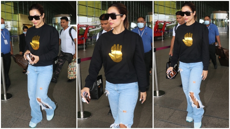 Malaika Arora nails the casual airport fashion look.&nbsp;(HT Photo/Varinder Chawla)