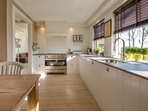 Home interior decor tips on parallel kitchen layout (Skitterphoto) Home interior decor tips on parallel kitchen layout (Skitterphoto)