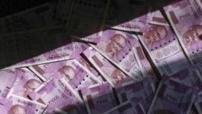 A 45-year-old vendor, who sells chana in a stall outside Breach Candy Hospital on the Bhulabhai Desai road at Cumballa Hill, was cheated to the tune of ₹16,400 by frauds posing as army officers (HT File) A 45-year-old vendor, who sells chana in a stall outside Breach Candy Hospital on the Bhulabhai Desai road at Cumballa Hill, was cheated to the tune of ₹16,400 by frauds posing as army officers (HT File)