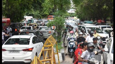 Traffic chaos outside National College and La Martiniere Girls College in Lucknow due to vehicles parked on the road during peak hours. (Deepak Gupta/HT Photo)