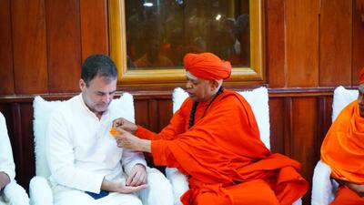 Rahul Gandhi with Murugha Math seer in Chitradurga. (HT Photo) Rahul Gandhi with Murugha Math seer in Chitradurga. (HT Photo)