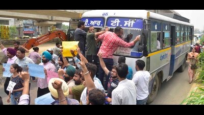 PAU students protesting against the state government on Ferozepur Road on Wednesday. (Gurpreet Singh/HT)