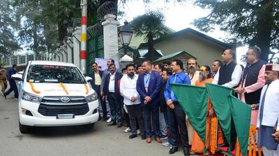 Dedicating the new cabs, chief minister (CM) Jai Ram Thakur presented the keys to the drivers and flagged off these vehicles from Oak Over. (HT PHOTO) Dedicating the new cabs, chief minister (CM) Jai Ram Thakur presented the keys to the drivers and flagged off these vehicles from Oak Over. (HT PHOTO)