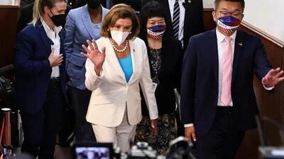 Nancy Pelosi walks next to Legislative Yuan Vice President Tsai Chi-chang as she leaves the parliament in Taipei. (Agency) Nancy Pelosi walks next to Legislative Yuan Vice President Tsai Chi-chang as she leaves the parliament in Taipei. (Agency)