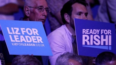 Supporters of conservative leadership candidates Rishi Sunak and Liz Truss attend a hustings event, part of the Conservative party leadership campaign, in Exeter, Britain. (File image) (REUTERS)