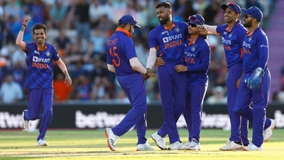 Hardik Pandya celebrates after picking a wicket with teammates (Reuters)