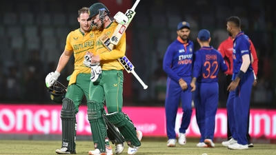 South African batsman Rassie van der Dussen and David Miller after winning the the first T20 match against India (Hindustan Times)
