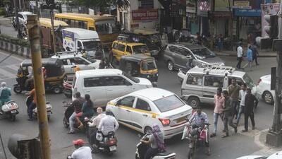 The signal at Ganjve chowk on Shastri road is not functional for the last 50 days due to which traffic jams are reported in the locality during peak hours. (Pratham Gokhale/HT Photo) The signal at Ganjve chowk on Shastri road is not functional for the last 50 days due to which traffic jams are reported in the locality during peak hours. (Pratham Gokhale/HT Photo)