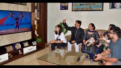 Vikas Thakur’s family and friends watching him compete in the Commonwealth Games 2022 at his home in Eldeco Estate, Ludhiana. (Harvinder Singh/HT) Vikas Thakur’s family and friends watching him compete in the Commonwealth Games 2022 at his home in Eldeco Estate, Ludhiana. (Harvinder Singh/HT)