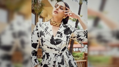 Huma Qureshi straightened her locks, left them open and opted for the iconic middle part hairdo. (Instagram/@iamhumaq) Huma Qureshi straightened her locks, left them open and opted for the iconic middle part hairdo. (Instagram/@iamhumaq)
