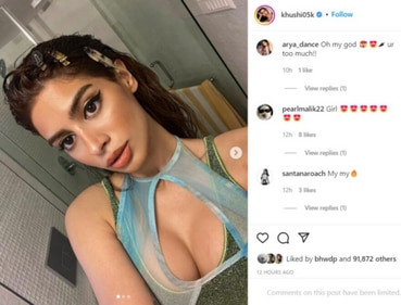 Khushi Kapoor shared a series of mirror selfies on Instagram. Khushi Kapoor shared a series of mirror selfies on Instagram. 