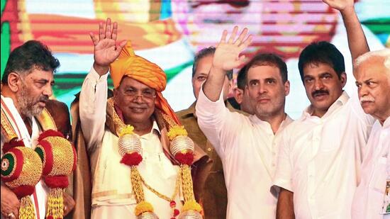Karnataka Congress chief DK Shivakumar with party leaders Siddaramaiah, Rahul Gandhi and KC Venugopal in Davangere.  (ANI)