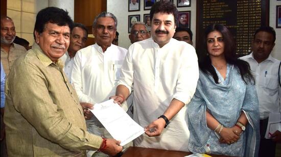 Kuldeep Bishnoi , accompanied by wife Renuka, submitting his resignation as MLA to Haryana Speaker Gian Chand Gupta at the Vidhan Sabha in Chandigarh on Wednesday. (Keshav Singh/HT)